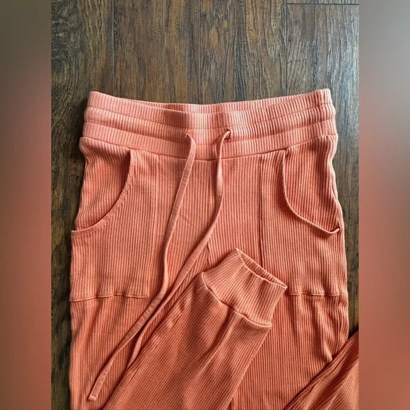 REVOLVE- The range | Ribbed Terracotta Jogger | size medium - Picture 4 of 7